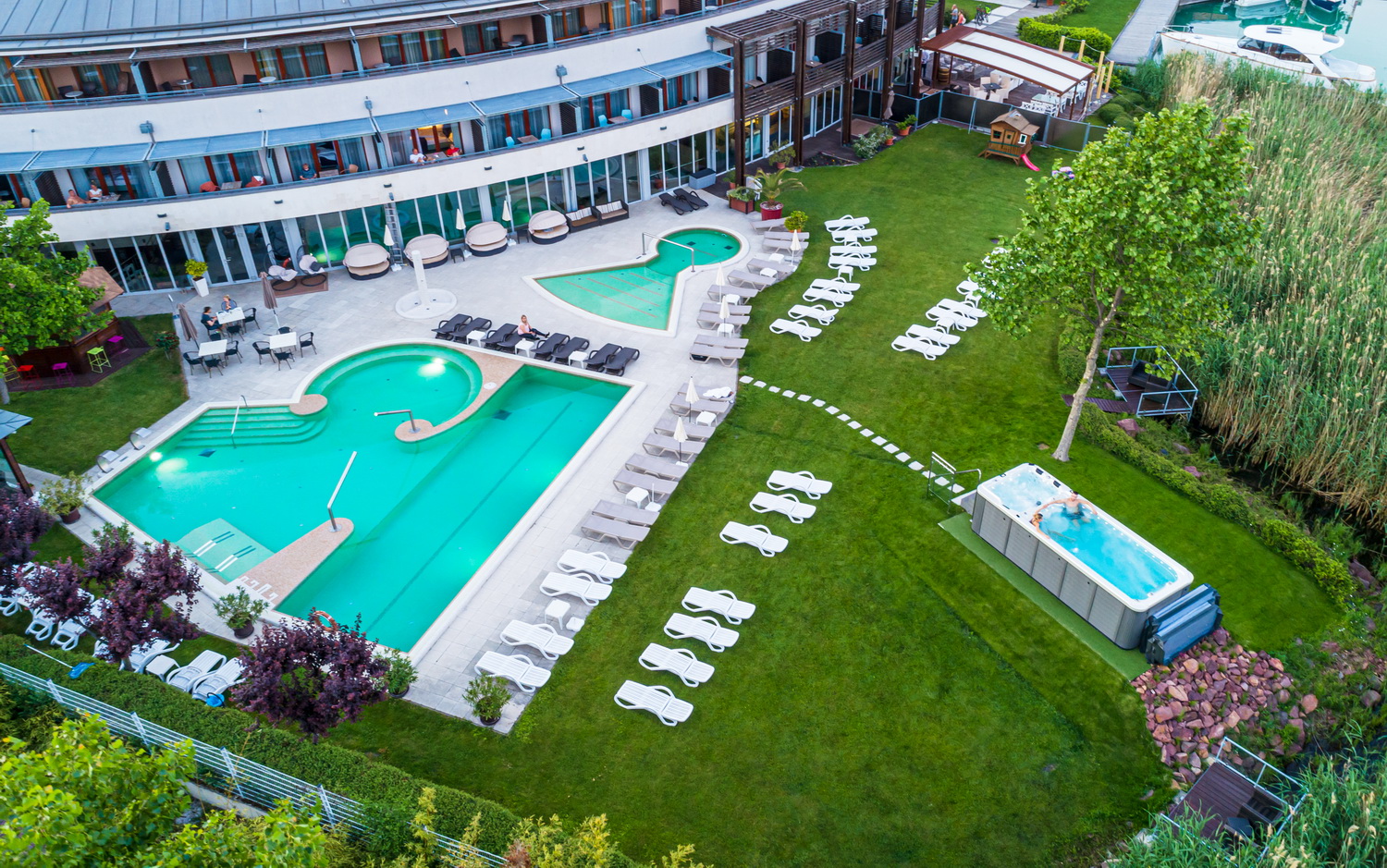 Hotel Golden Lake Resort