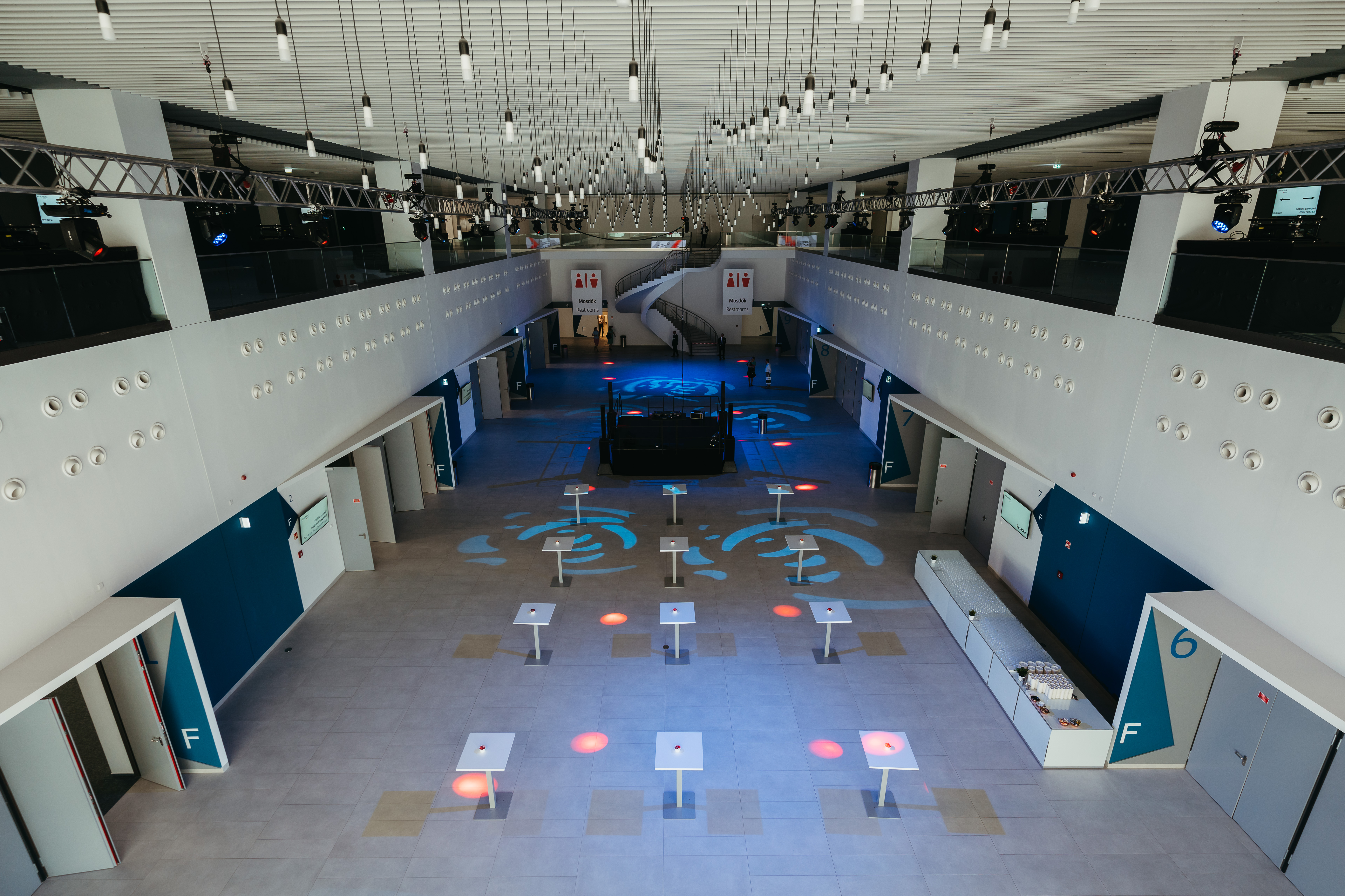 C Kongresszusi Központ Földszint F foyer