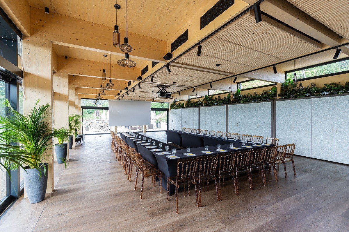 Birdie Lounge & Terrace terem